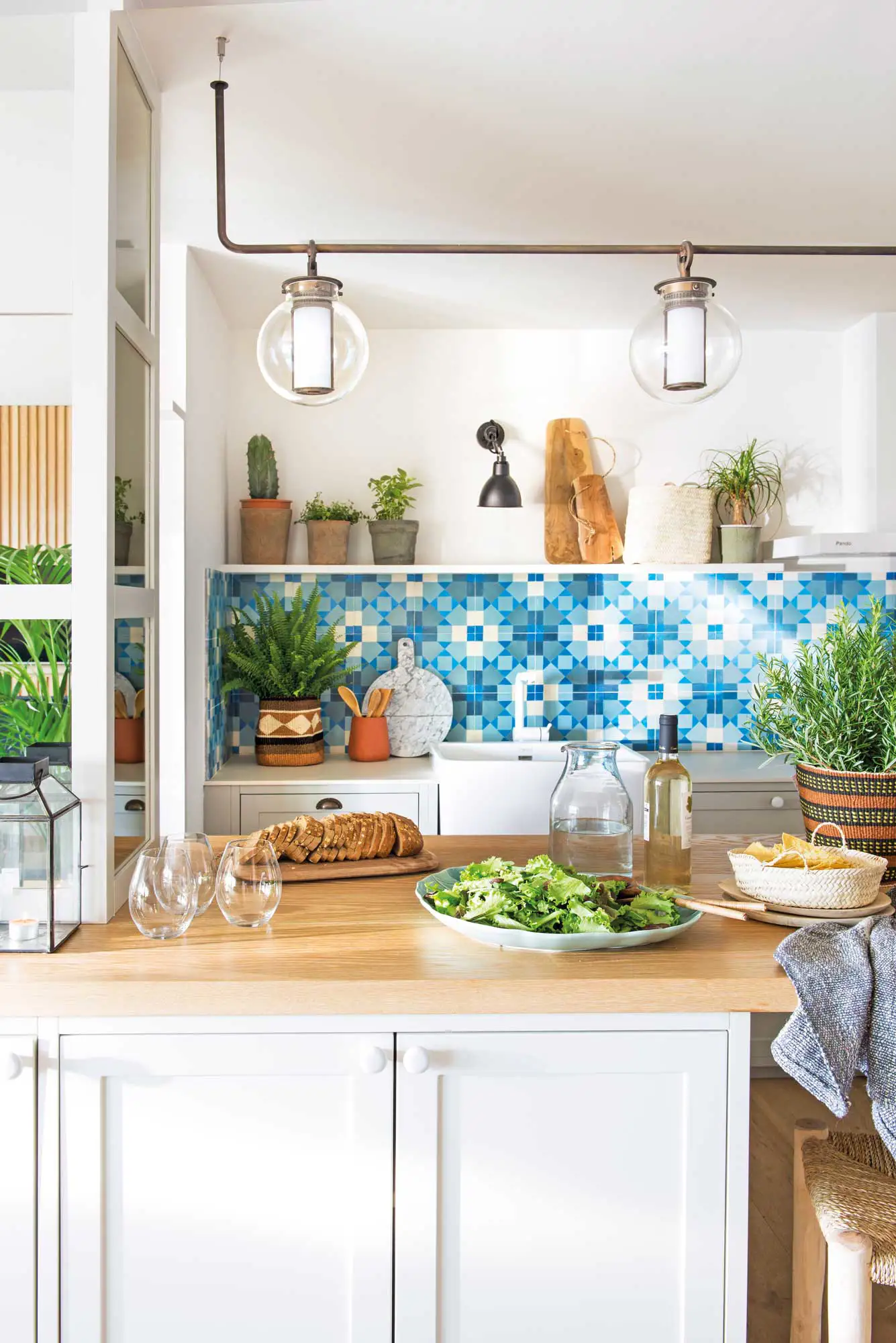 Cocina con azulejos geométricos