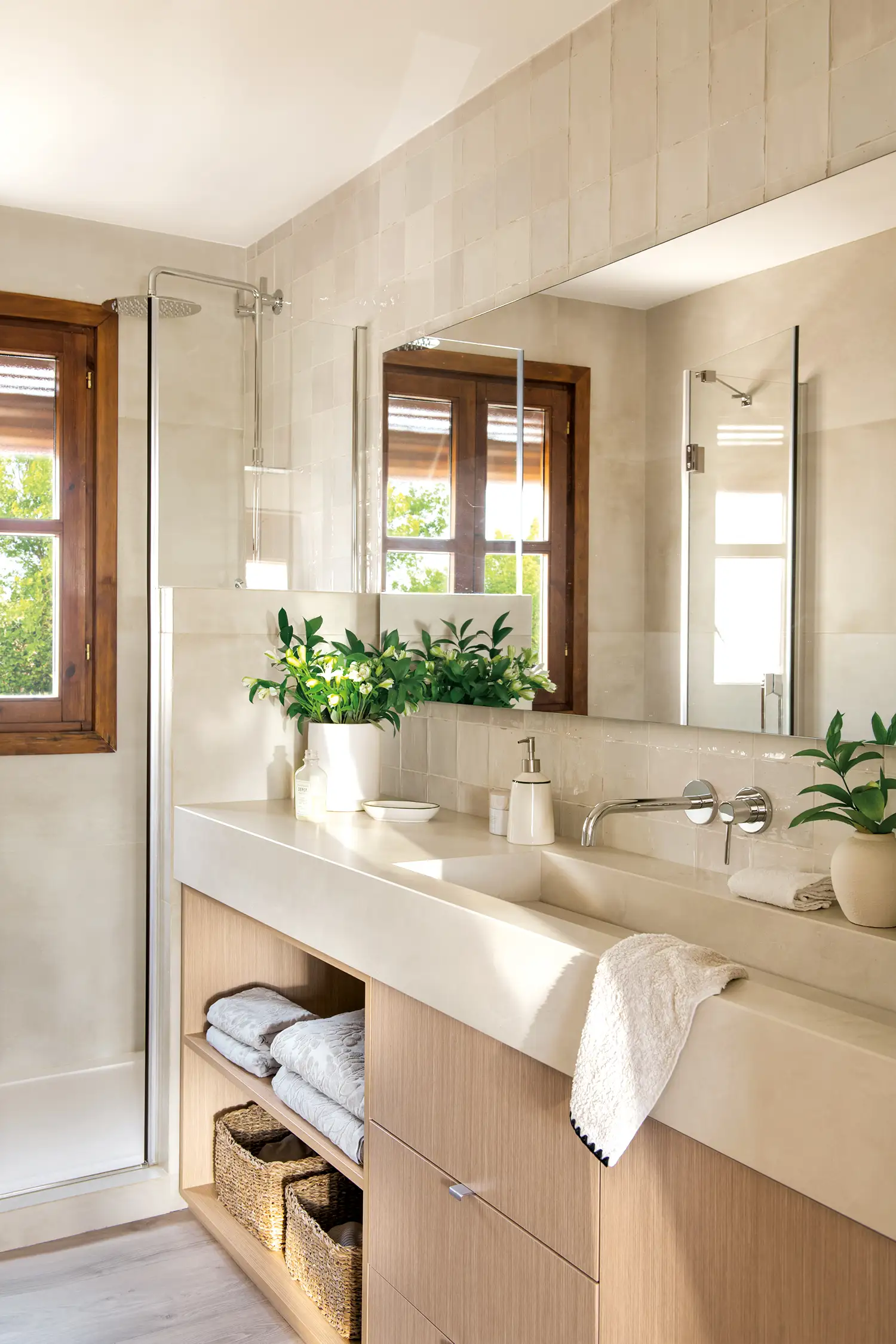 Baño luminoso con mueble de madera a medida