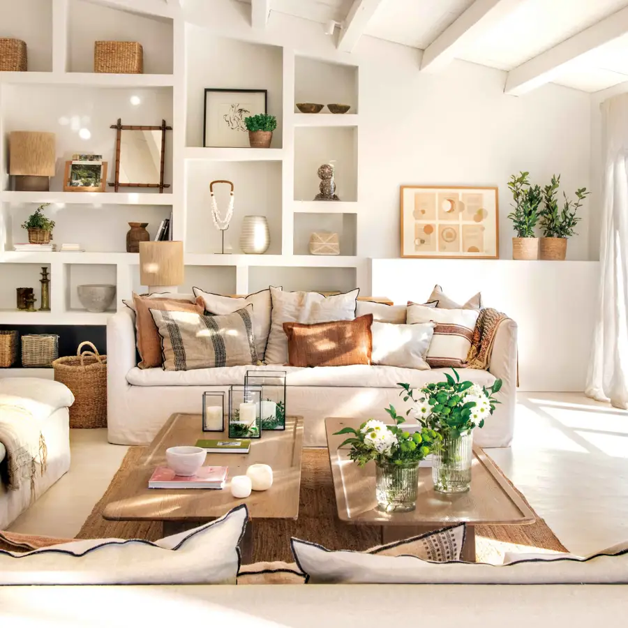 00590204 salón estante obra sofás blancos tonos tierra vigas 