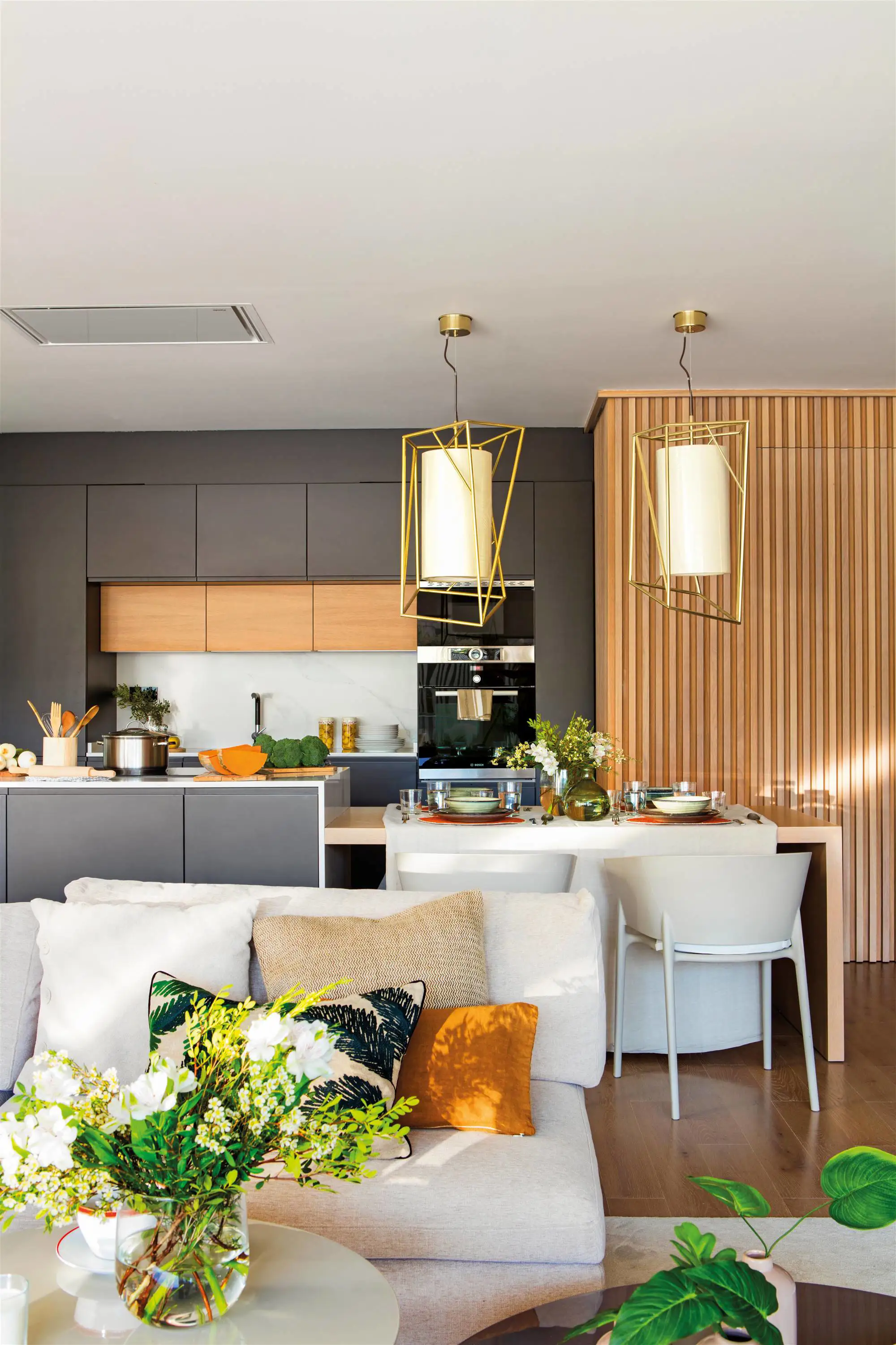 Cocina con revestimiento madera