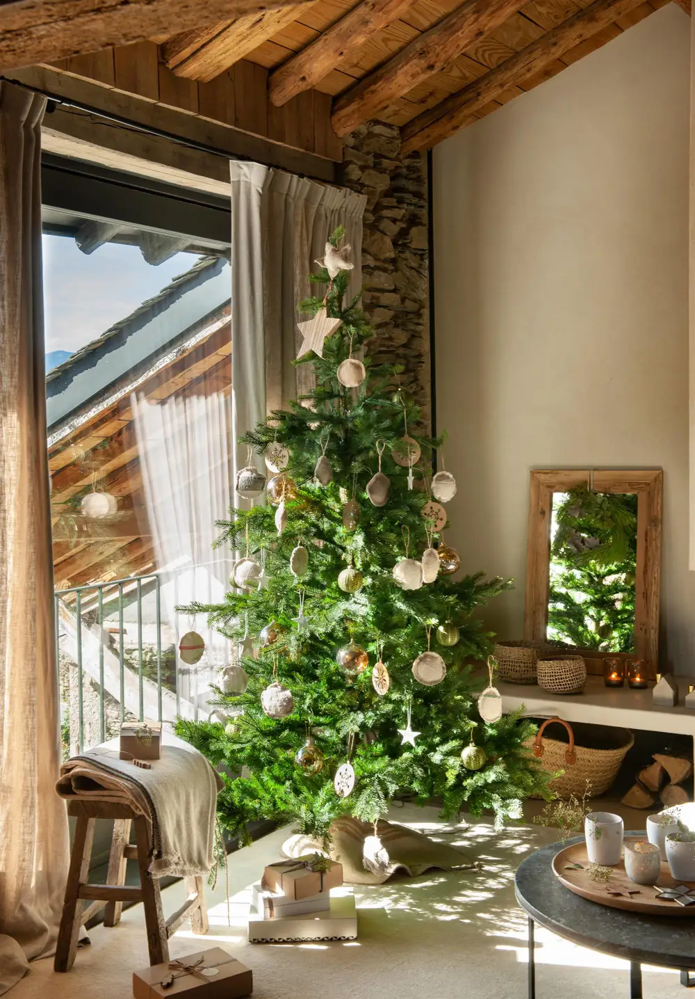 Árbol de Navidad con adornos de fieltro