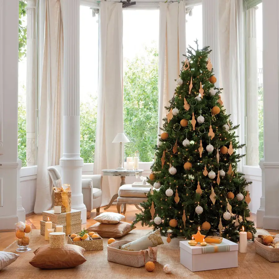 arbol de navidad con adornos dor
