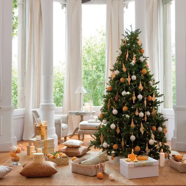 5 adornos de Navidad muy estilosos más allá de las típicas bolas (y dan a tu hogar un toque más original)