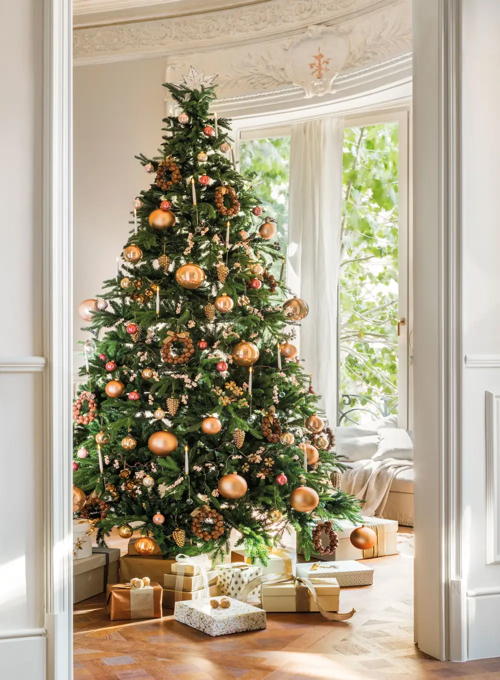 Árbol de Navidad con adornos tradicionales