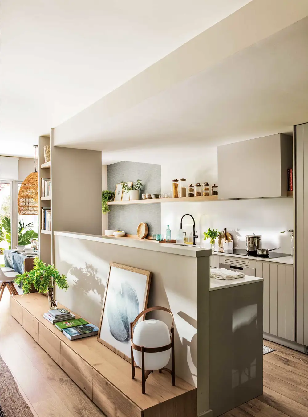 Cocina-moderna-abierta-al-salón-con-murete-de-mueble-de-tele-00539545