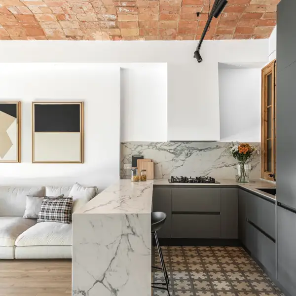 Cocina pequeña en gris