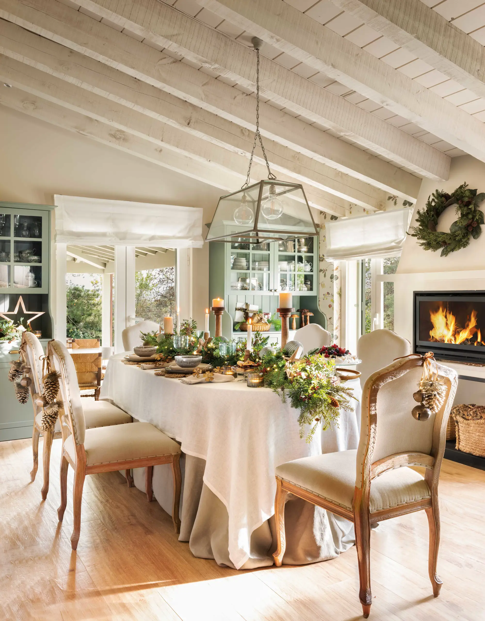 Comedor de Navidad con chimenea y sillas decoradas