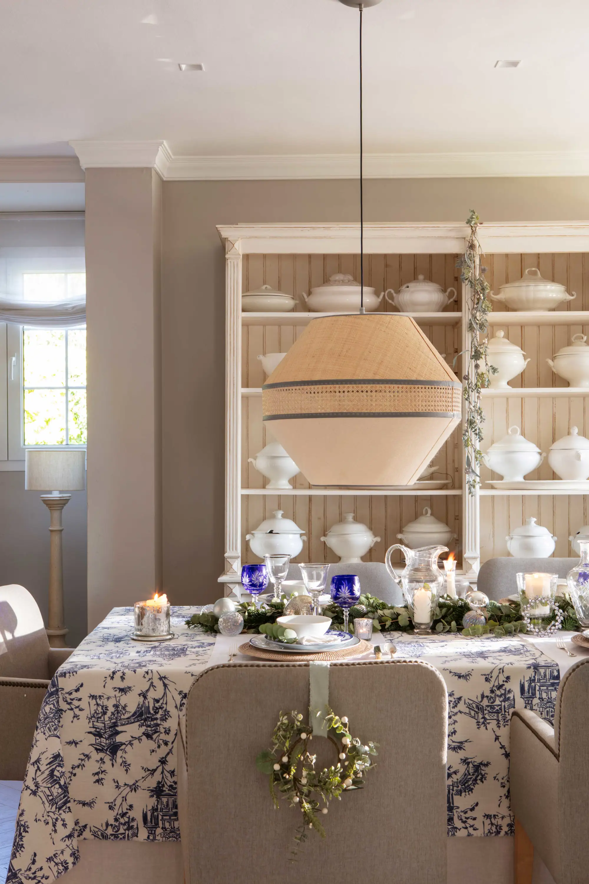 Comedor de Navidad con mesa vestida, alacena y sillas decoradas