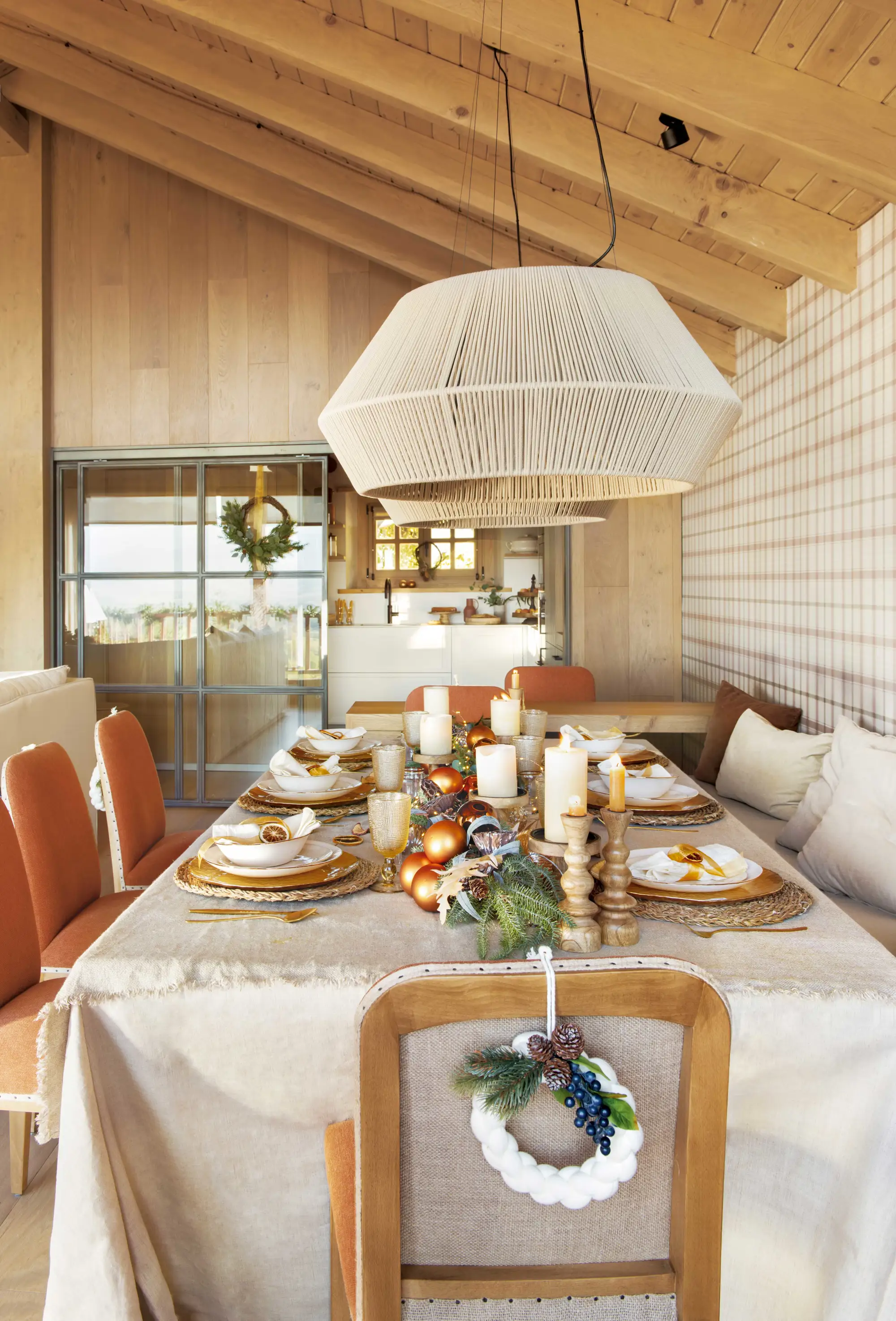 Comedor de Navidad con mesa vestida y sillas decoradas