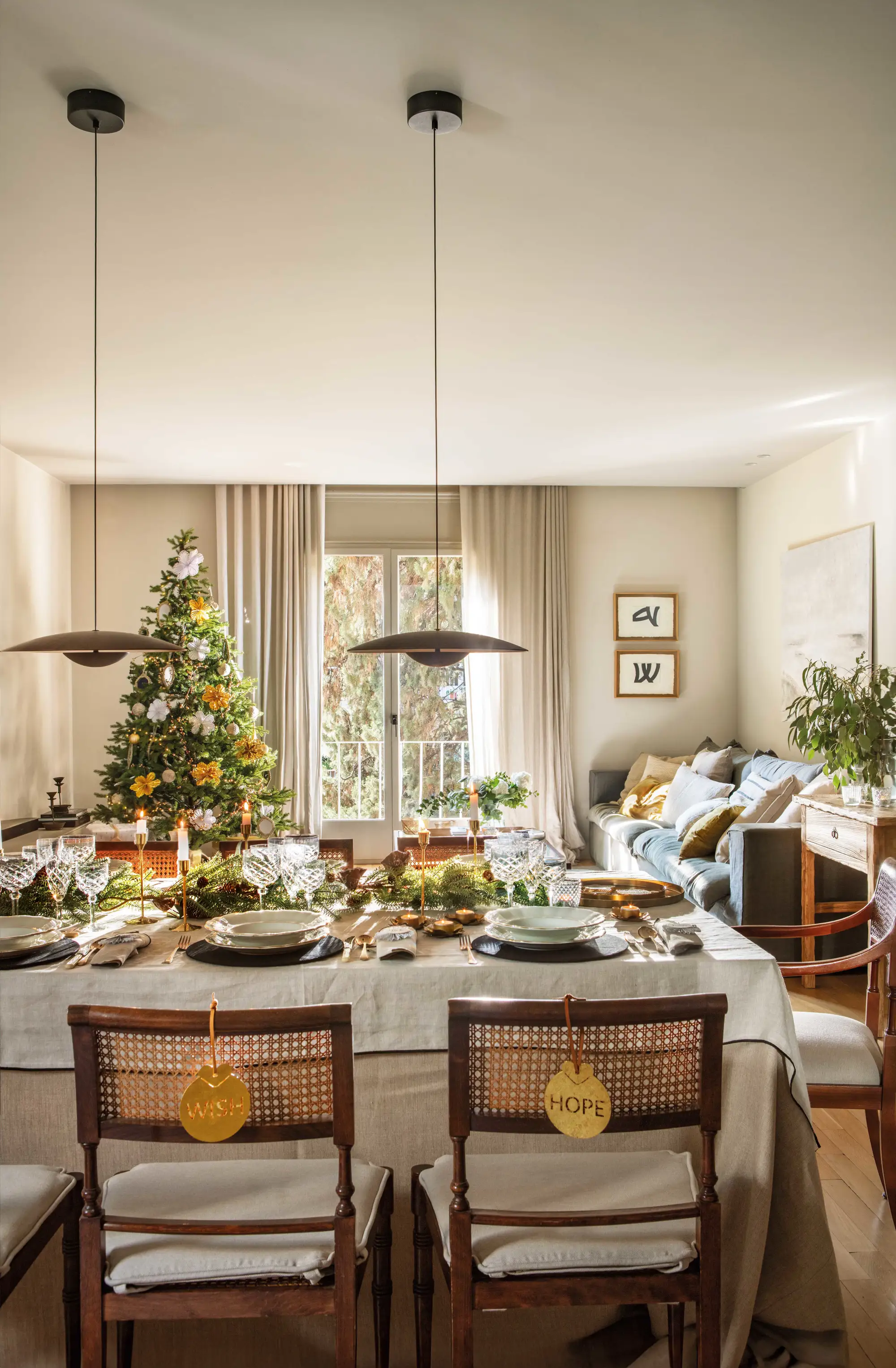 Comedor de Navidad con mesa vestida y sillas decoradas