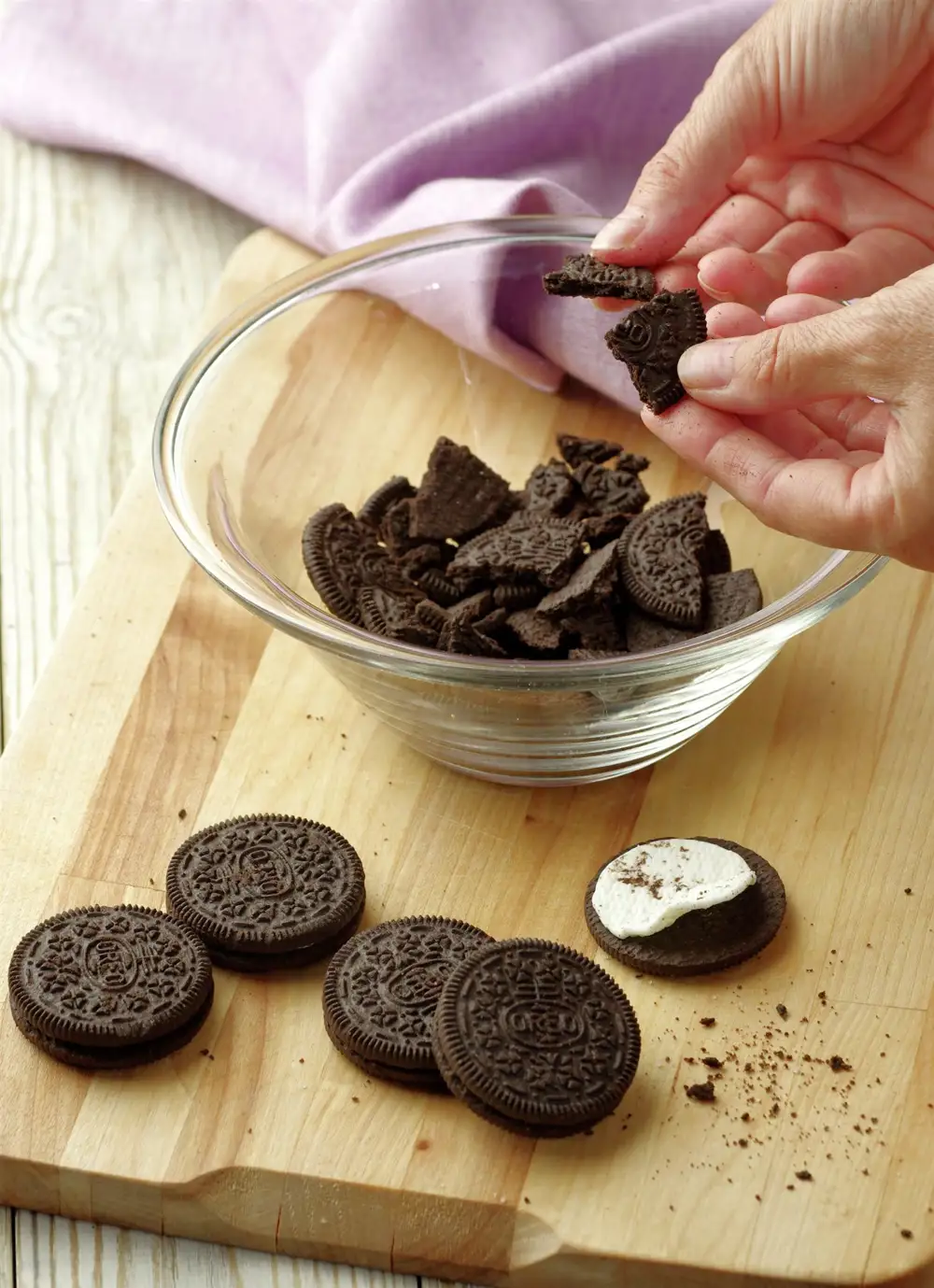 Desmenuzando galletas Oreo en un bol