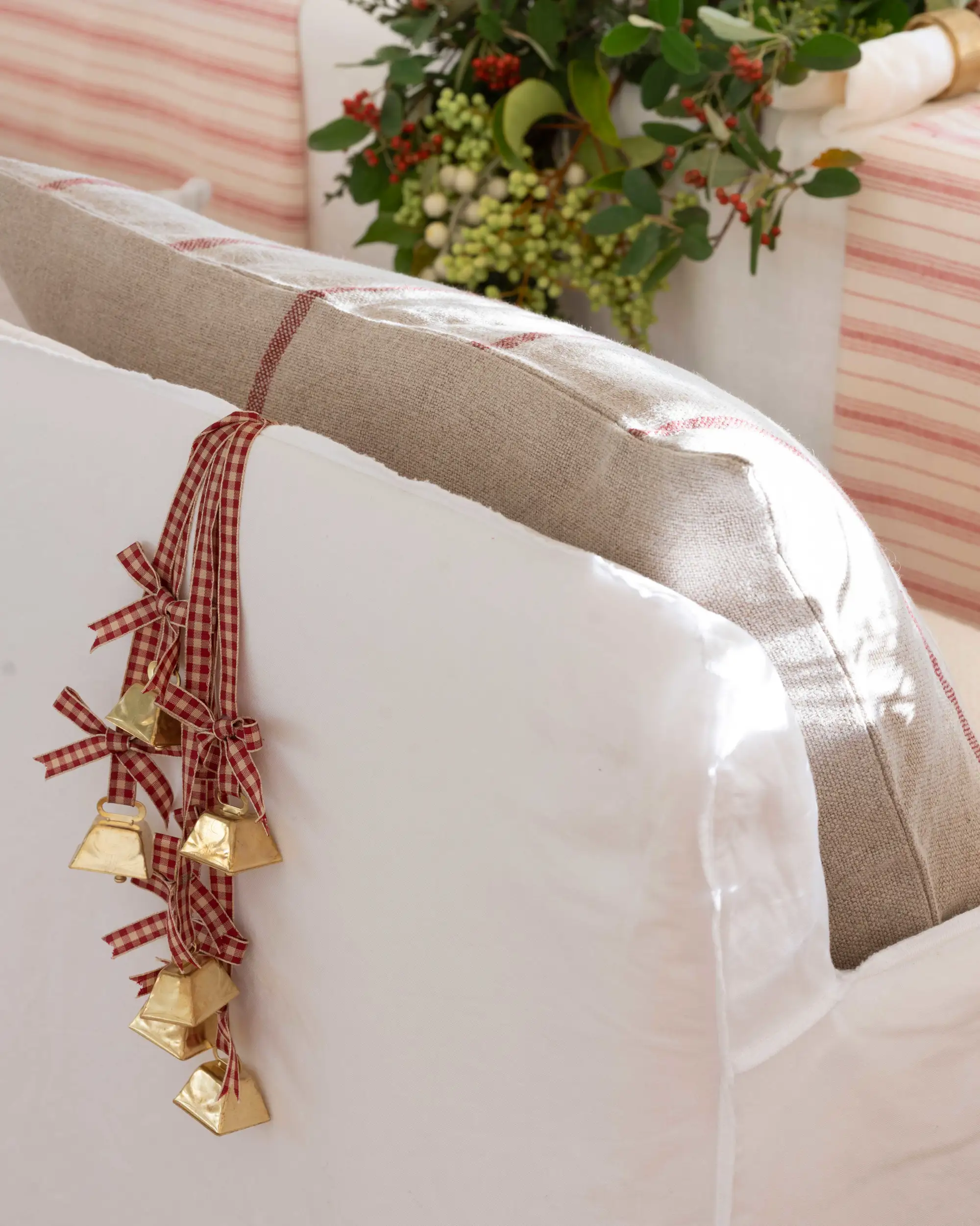 Detalle de silla decorada con mini lingotes de oro