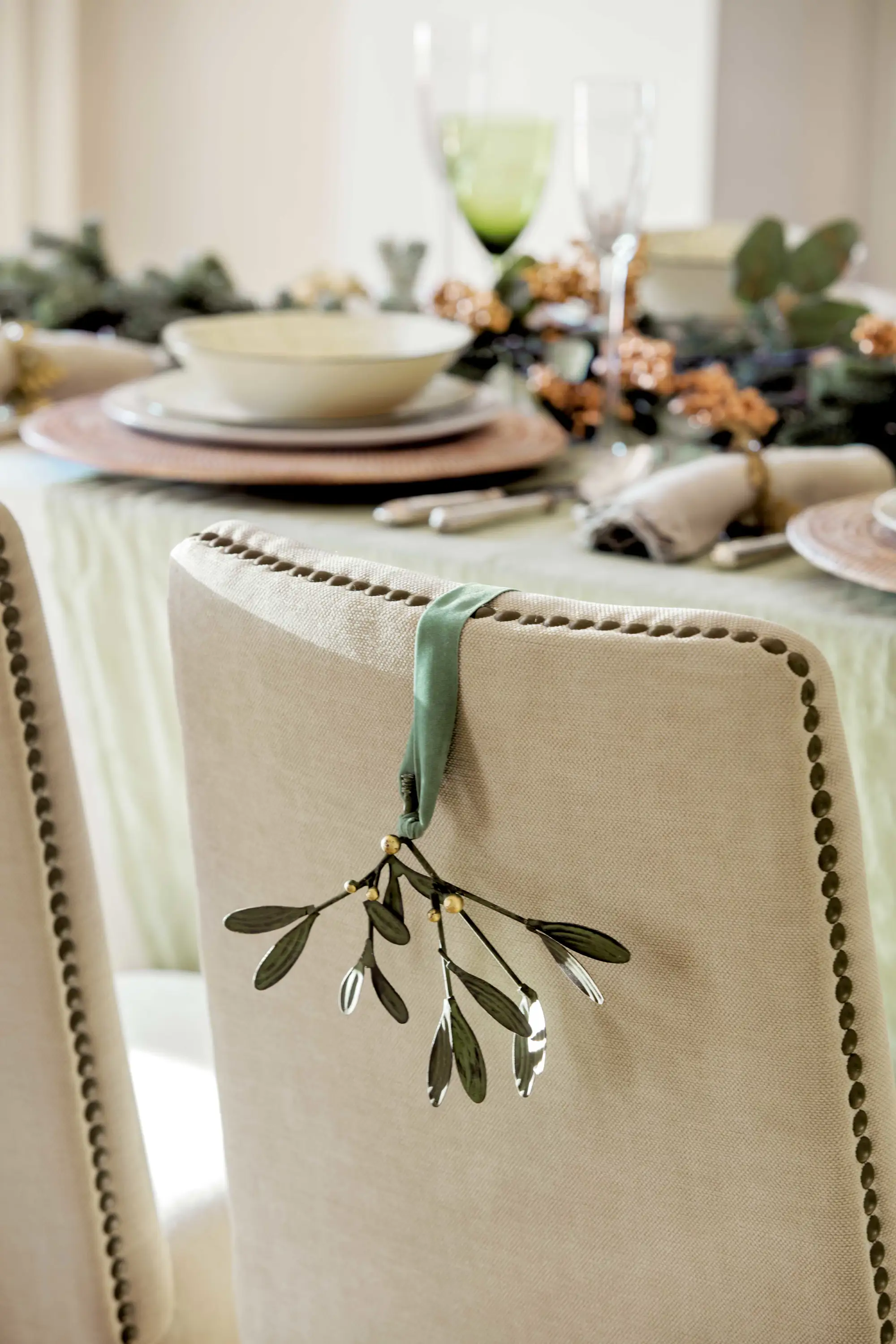 Detalle de silla decorada con rama de olivo