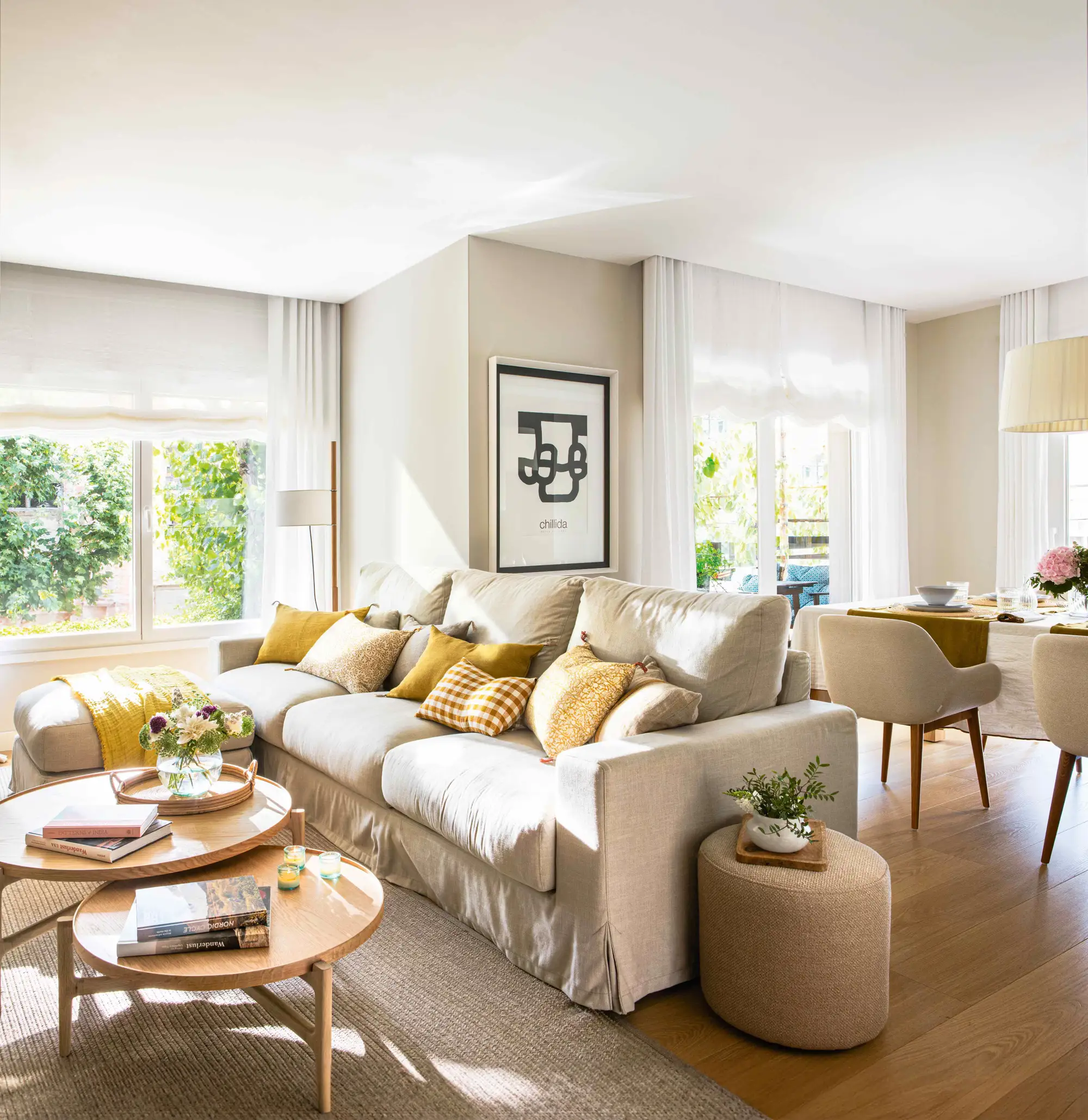 Salón comedor con sofá de lino y mesas de centro de madera