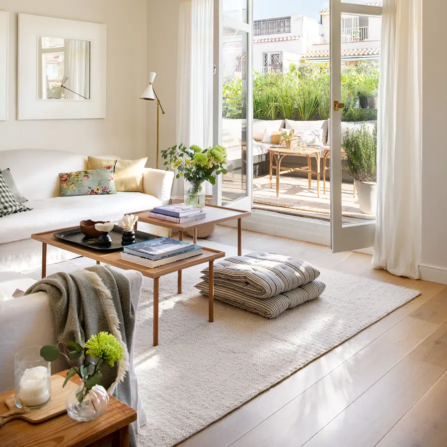 Salón cálido con salida a la terraza, suelo de roble, alfombra beige