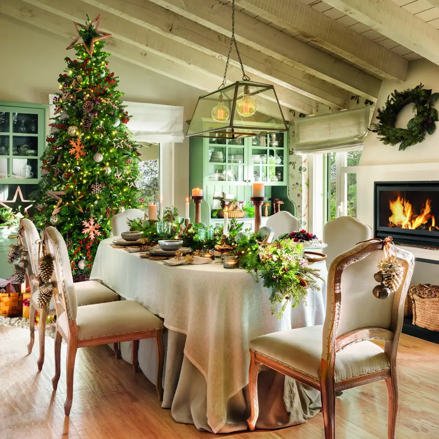 Salón decorado de navidad en colores cobrizos
