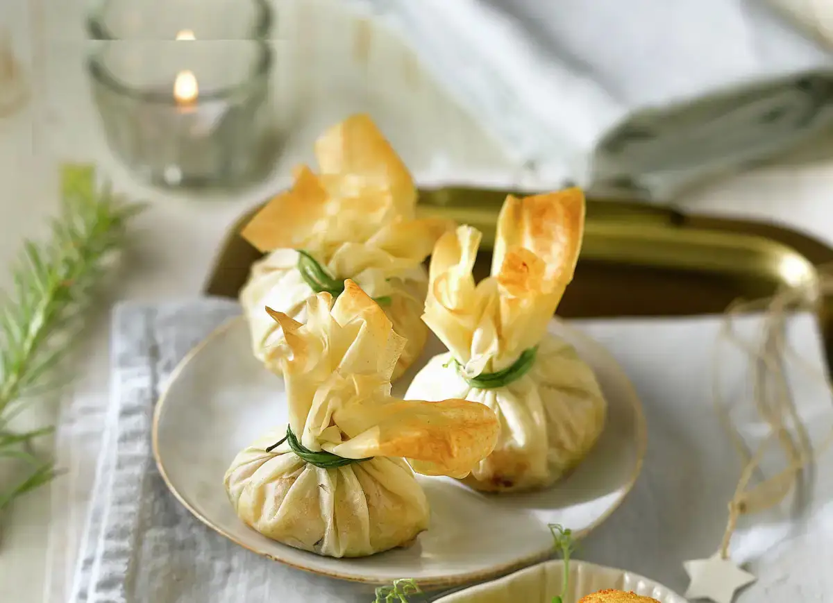saquitos de pasta brick con marisco y perlas de bacalao con salsa de naranja 00000000 772593c2 241119123719