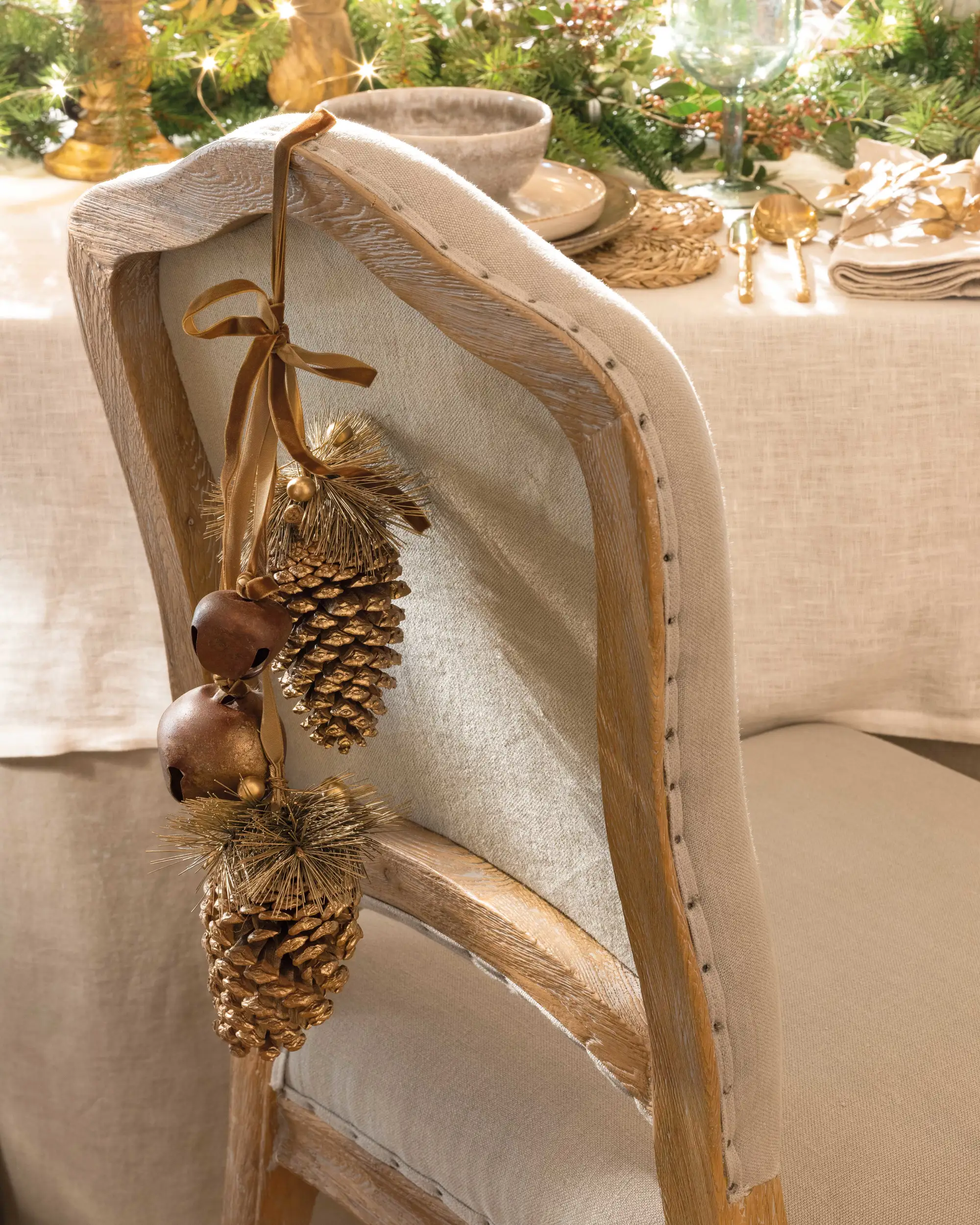 Silla decorada con piñas doradas