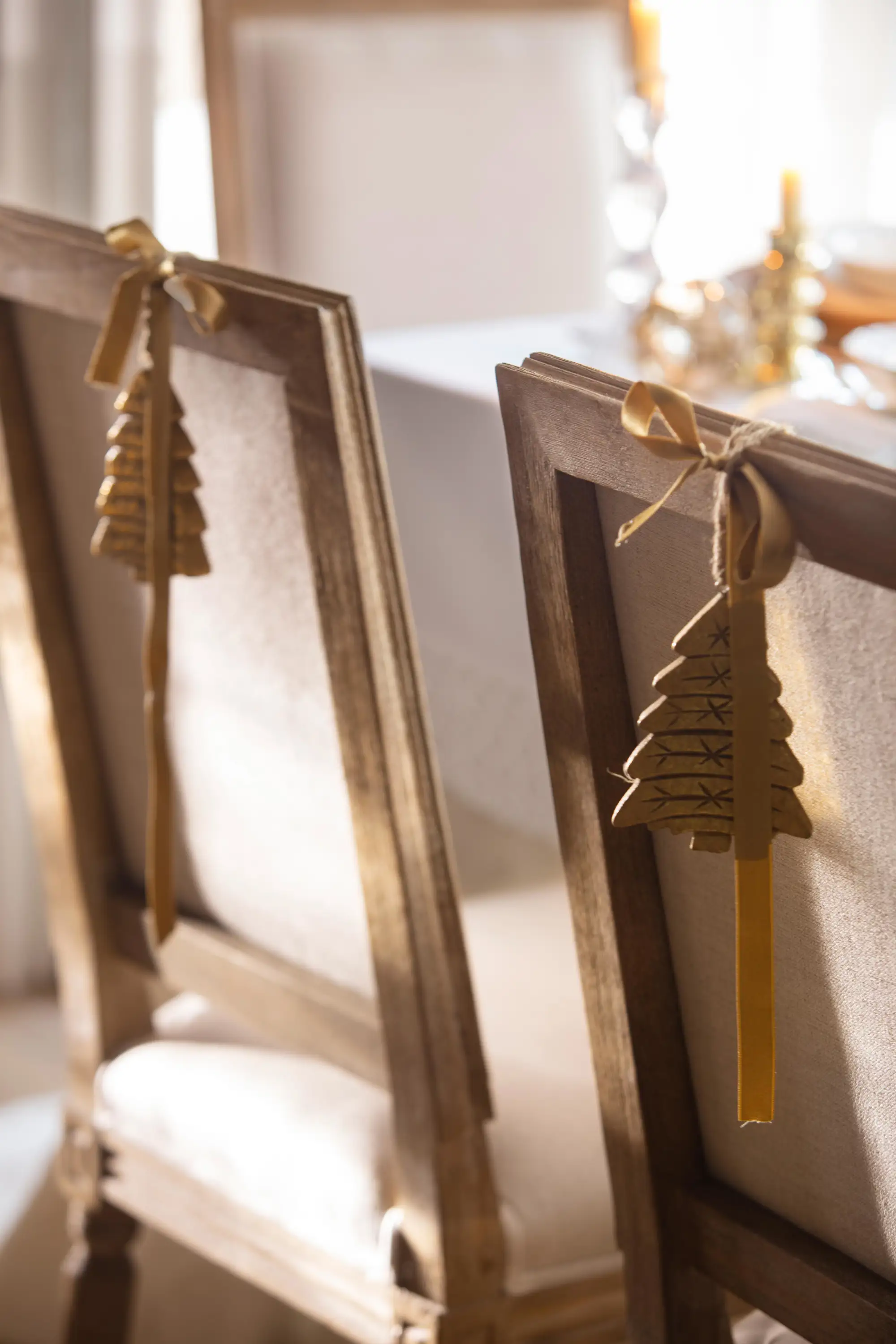 Sillas decoradas con una figura de árbol de Navidad