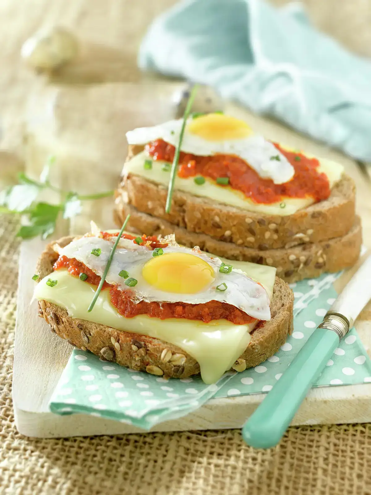 tostas de sobrasada y miel con huevos fritos 