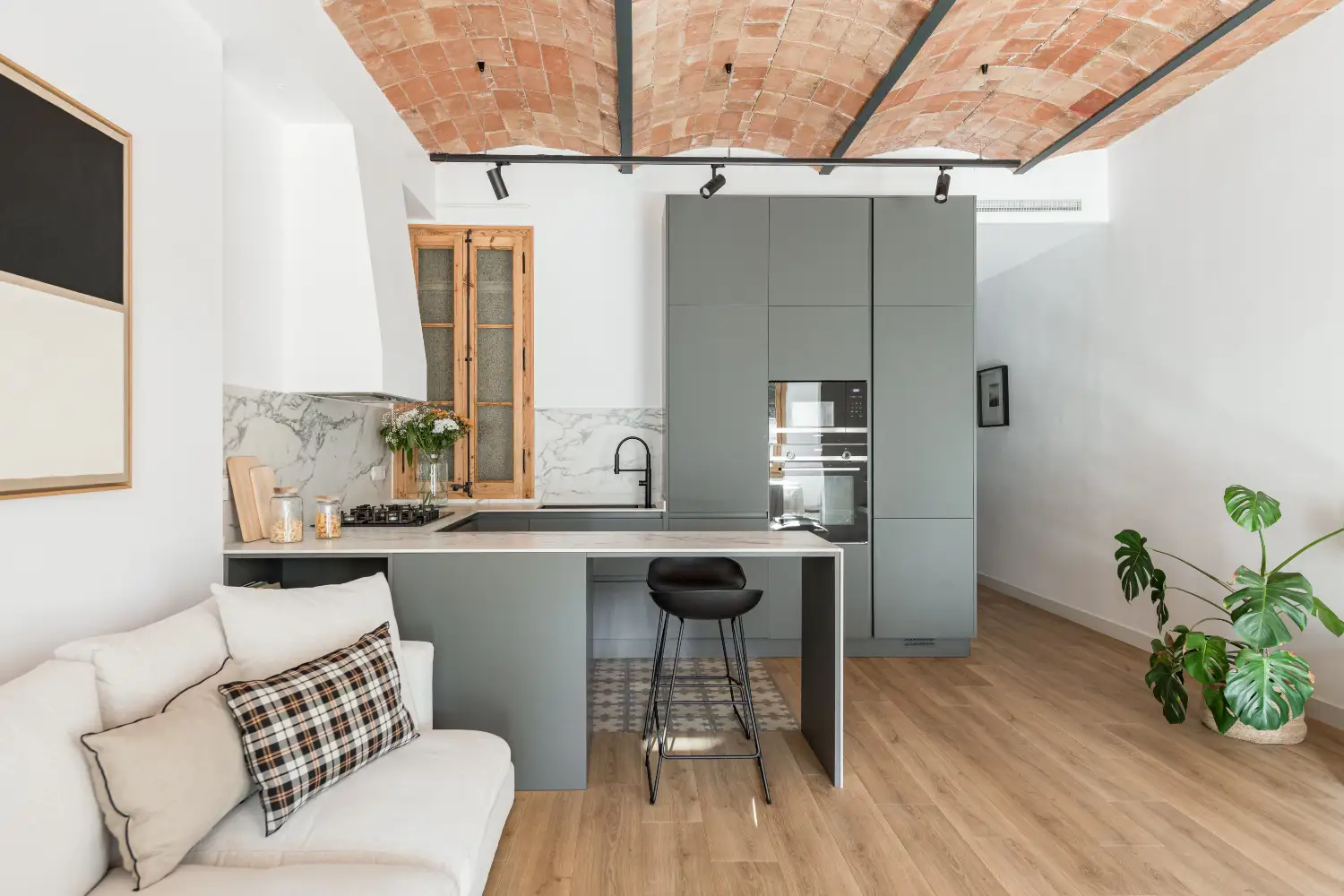 Una cocina moderna en tonos grises y blancos