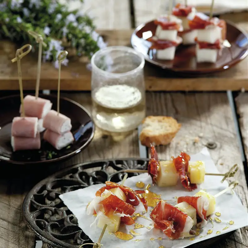 Pinchos de melón con jamón serrano