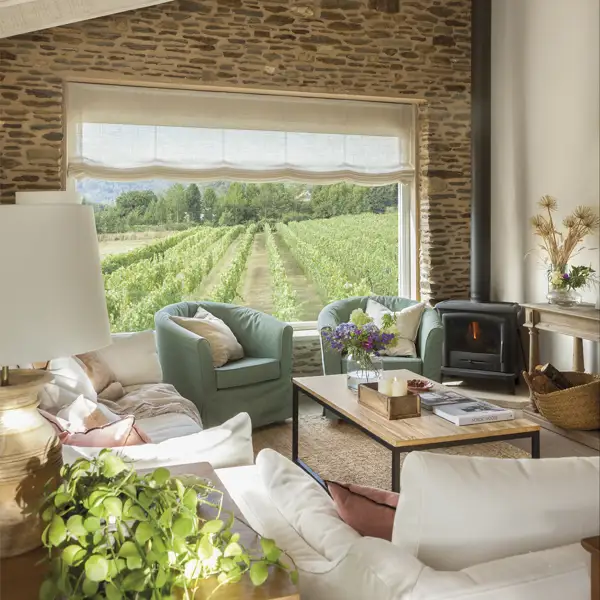 Sandra Molina, lectora de El Mueble, nos abre las puertas de su casa campestre en Galicia: con cocina abierta, fachada de piedra y rodeada de viñedos