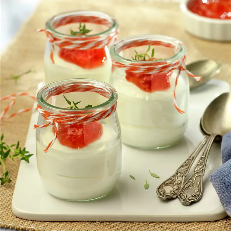 Vasitos de crema de queso y mermelada de tomate