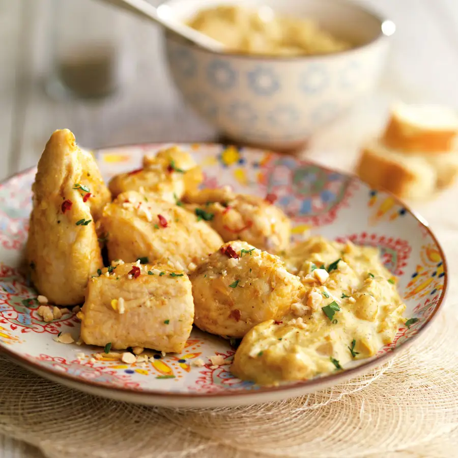 Pollo al curry con cacahuetes