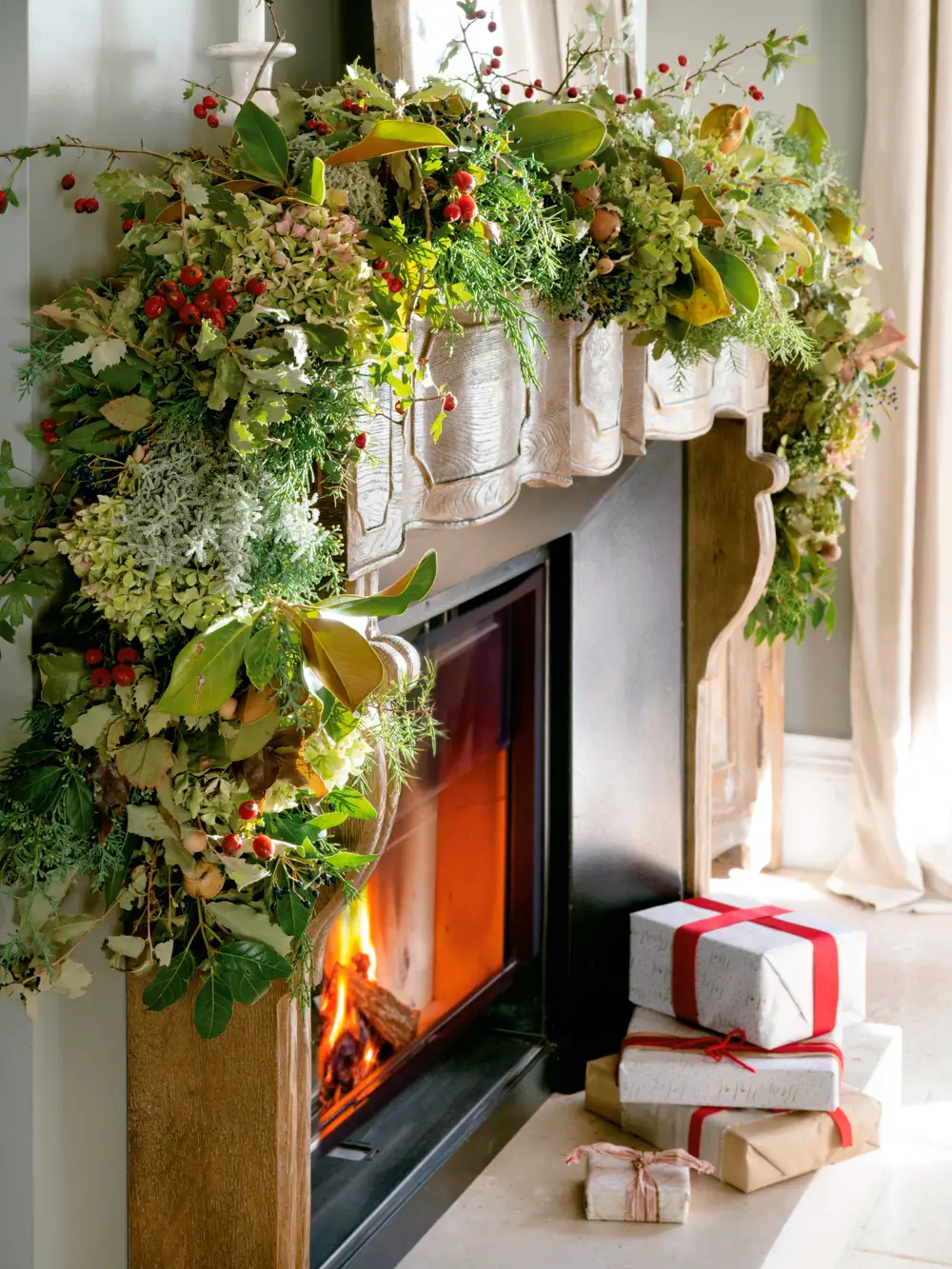 Chimenea decorada con guirnalda verde y bayas