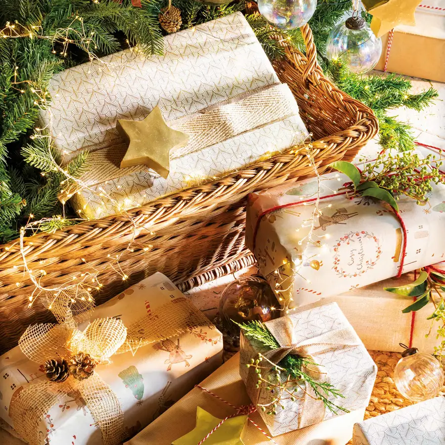 Detalle de regalos a pie de árbol de Navidad