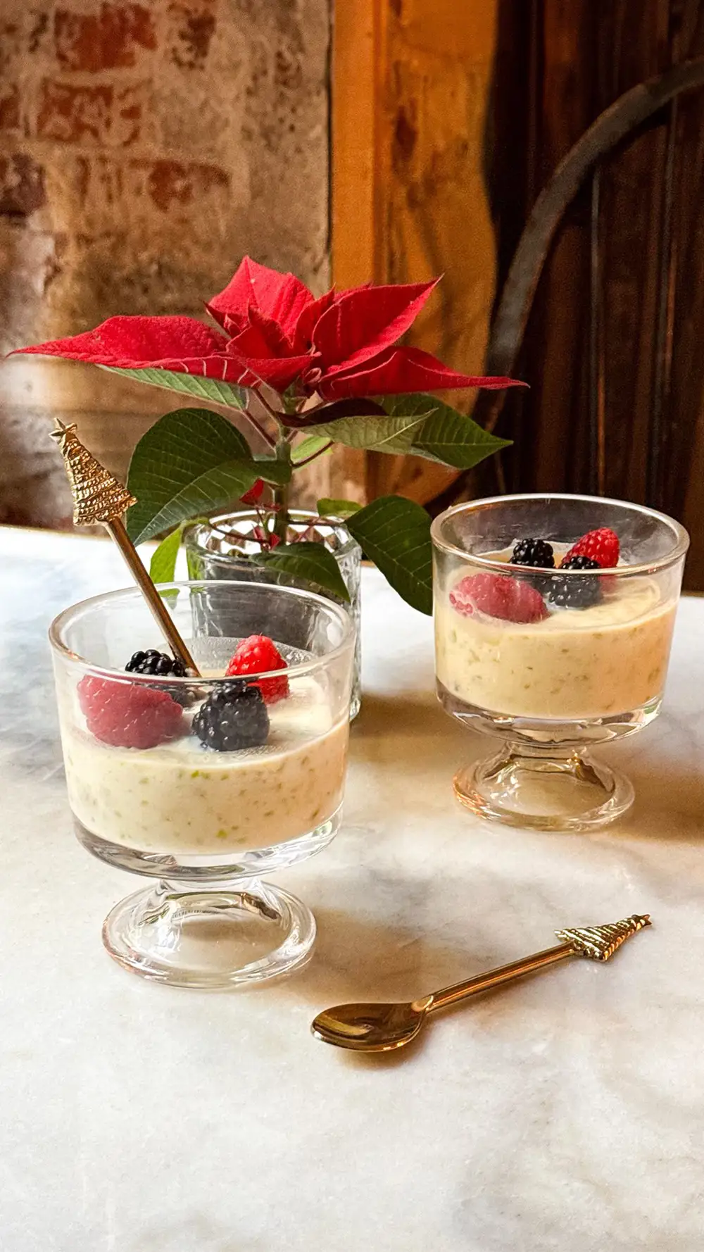 Natillas de pistacho con frutos rojos