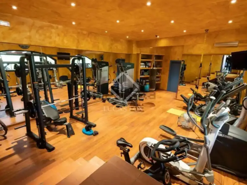 Un gimnasio muy equipado