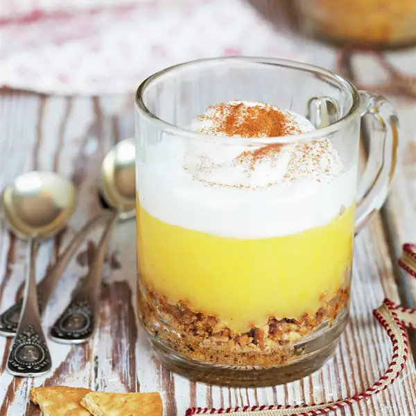 Postre mágico de limón y galletas: es refrescante, se hace SIN horno, perfecto para Navidad y se presenta en vasitos individuales