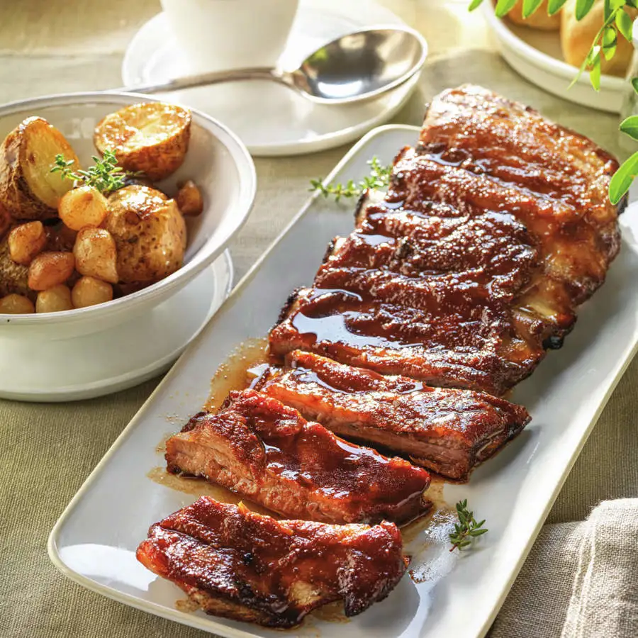 costillar asado con patatas y cebollitas 