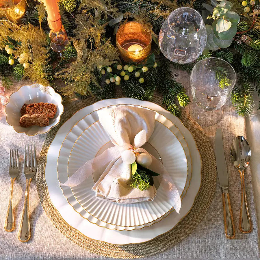 Detalle de la mesa vestida de Navidad