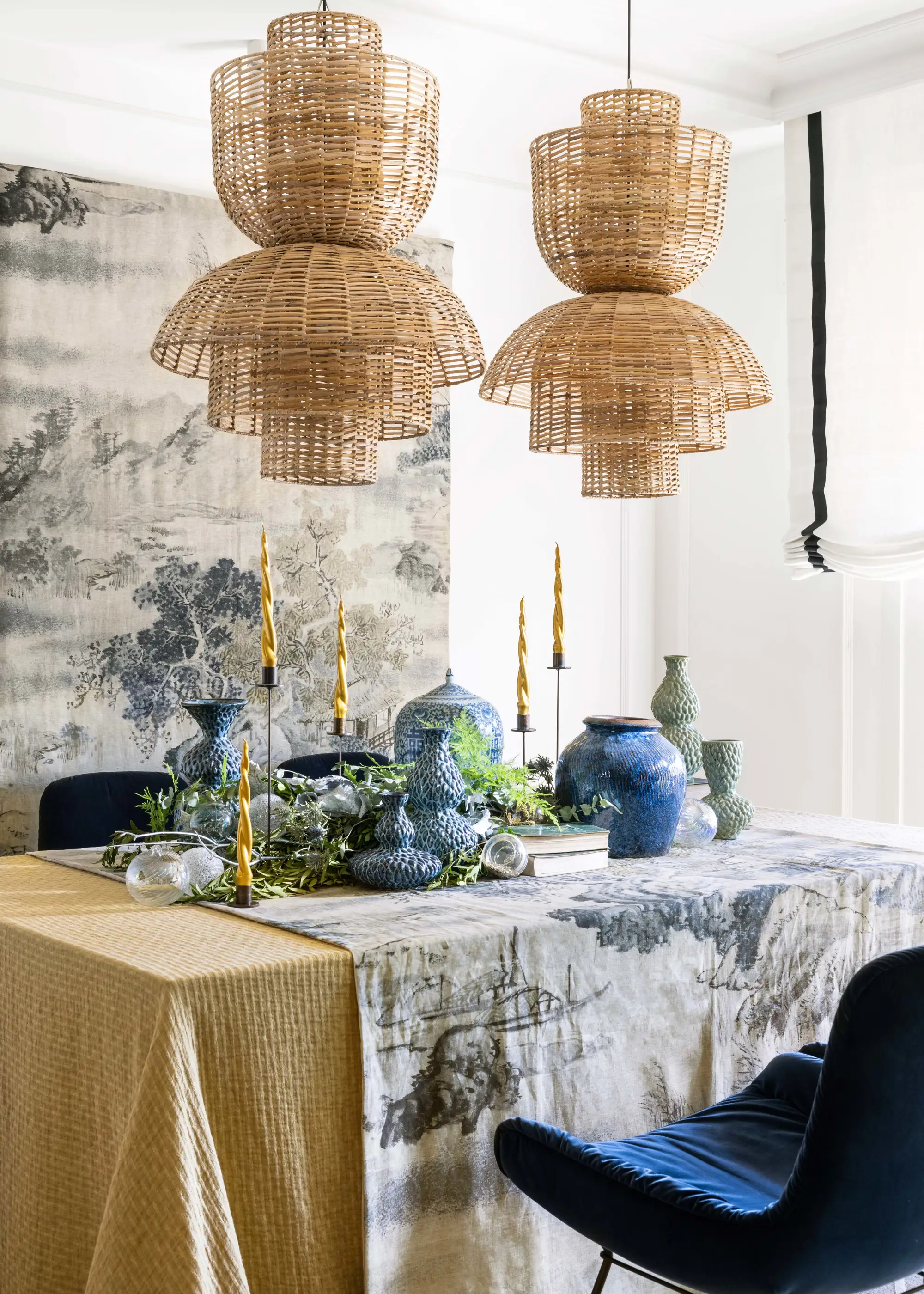 Mesa de comedor vestida de Navidad con aires orientales