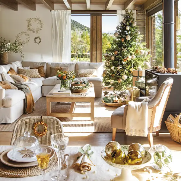 La interiorista Marta Tobella ha decorado esta casa rústica para empezar bien el año: "Si tu casa tiene mucha madera, queda preciosa con blanco y colores cálidos"