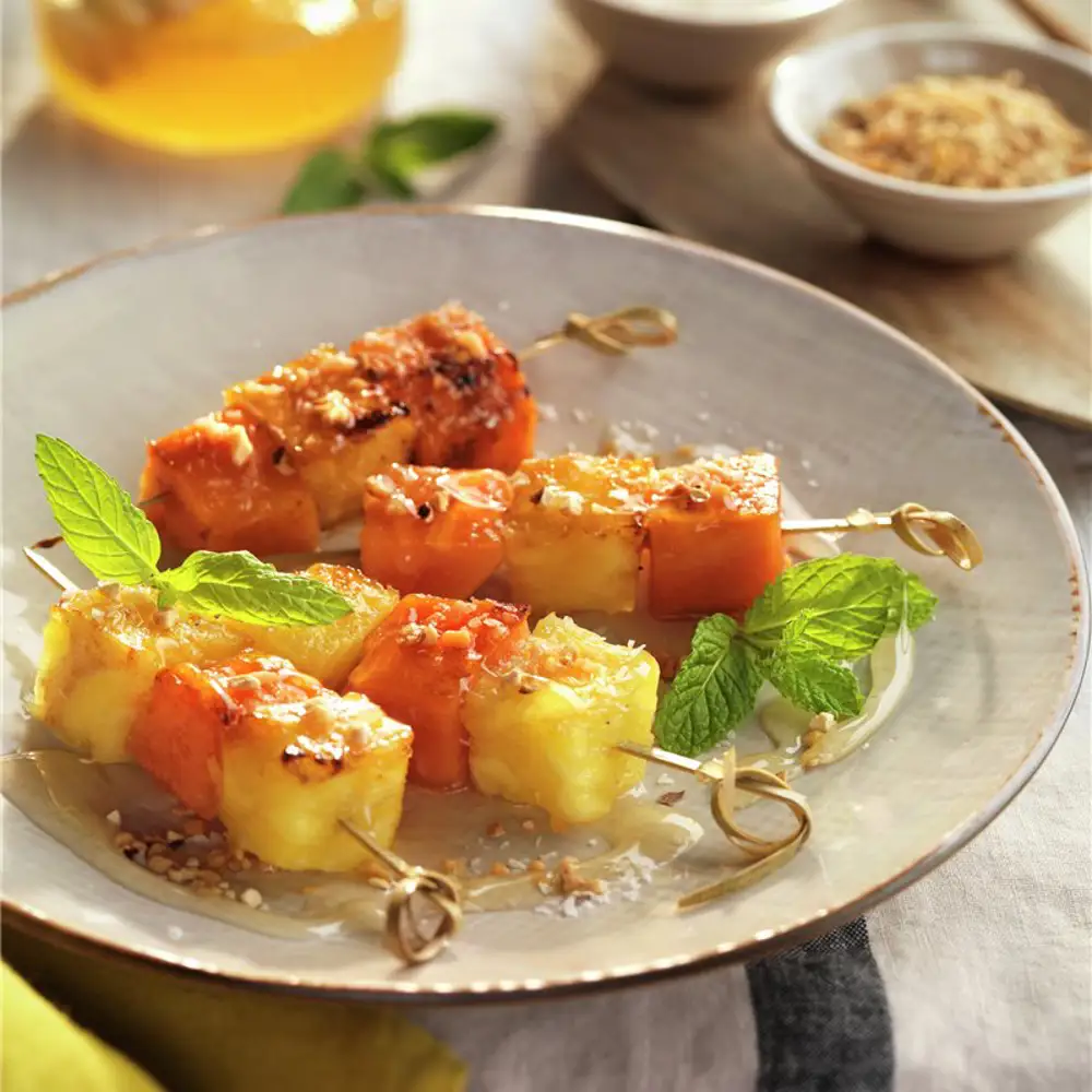 Brochetas de frutas con coco y almendras 