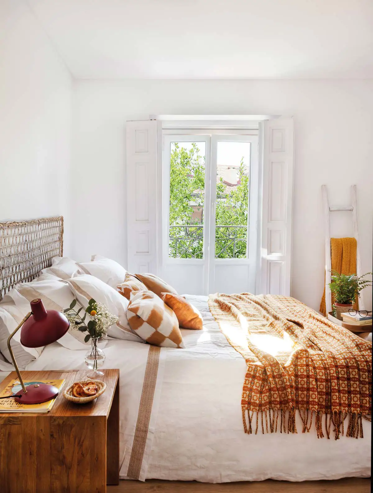 Dormitorio blanco con pinceladas en colores tierra.