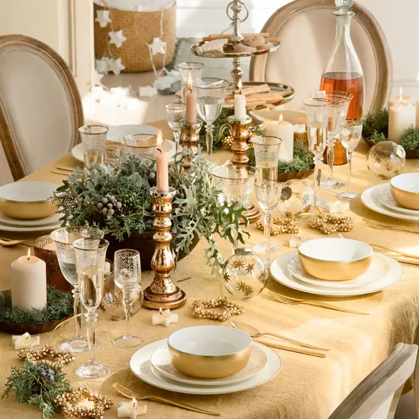 Así adornan la mesa de Navidad las decoradoras: con centros llamativos, vajilla sofisticada y mucha personalidad