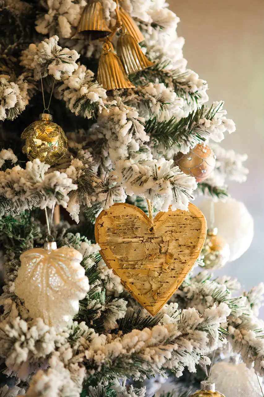 Detalle árbol de Navidad con corazón de corcho