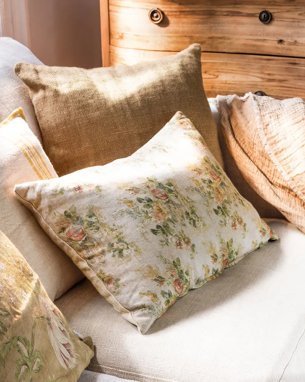 Cojín con estampado floral 