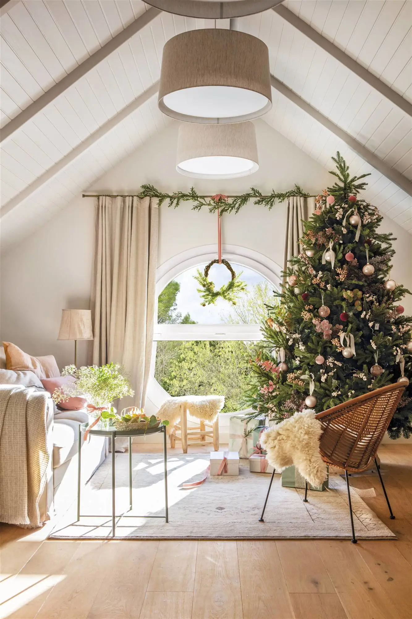 Salón decorado de Navidad en tonos rosa