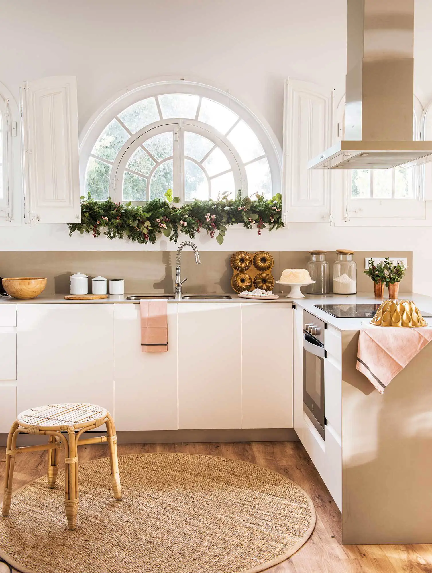 Cocina decorada de Navidad con hojas naturales en la ventana