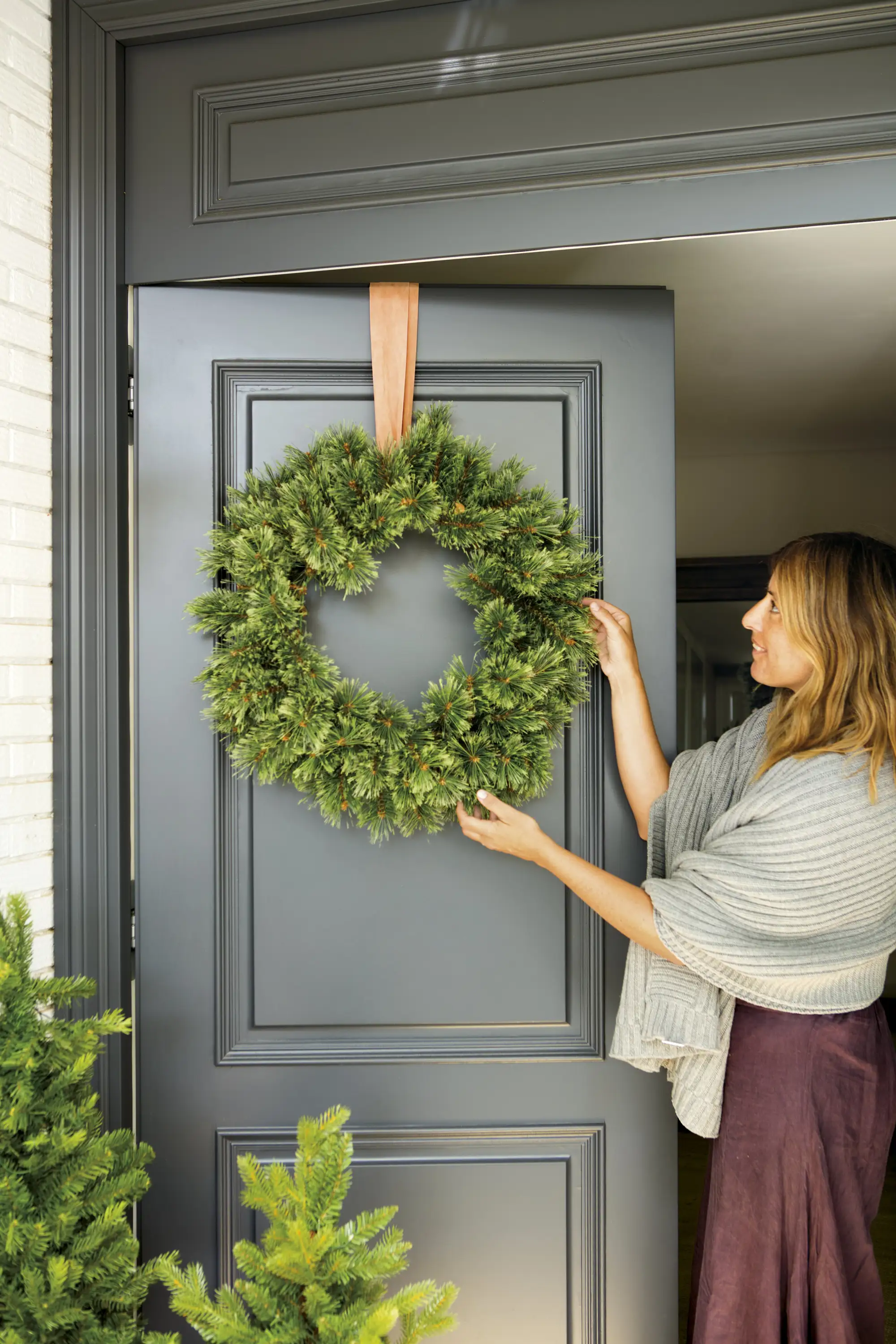 Puerta de entrada con corona de Navidad.