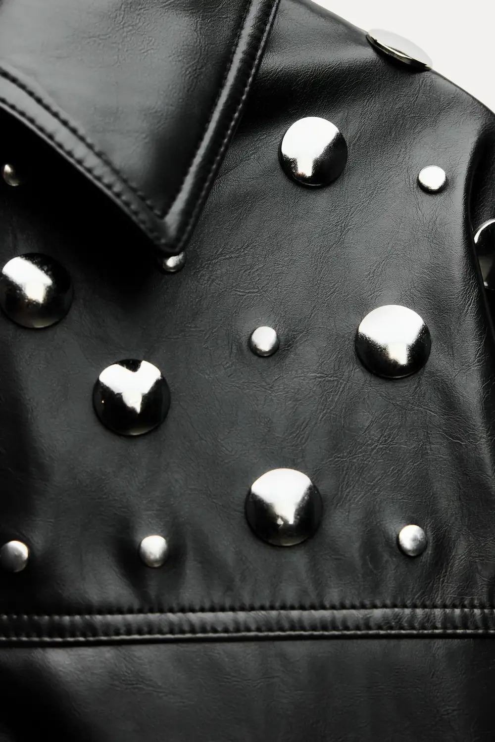 Detalle chaqueta efecto piel Zara