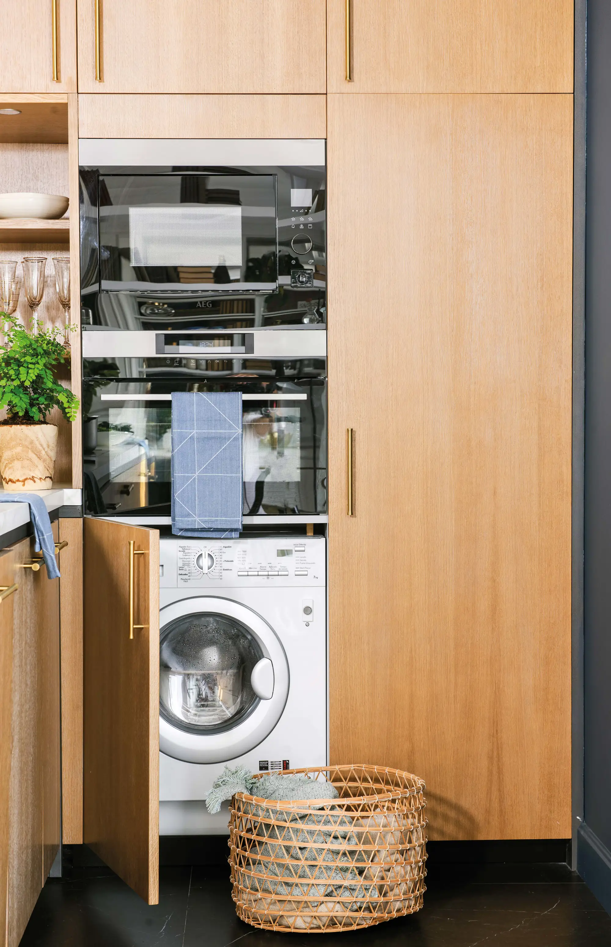 Cocina con electrodomésticos panelados y paño de cocina en el horno