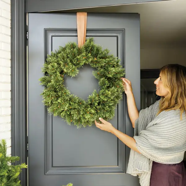 Puerta de entrada con corona de Navidad.