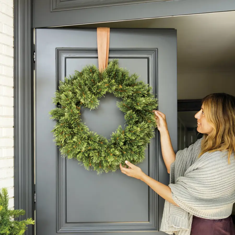 Puerta de entrada con corona de Navidad.